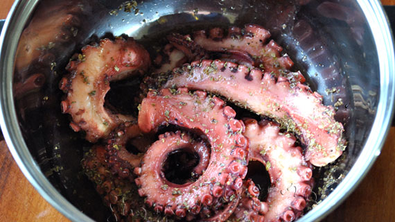 Caracatita la gratar - deliciu clasic grecesc / Grilled octopus - greek recipe