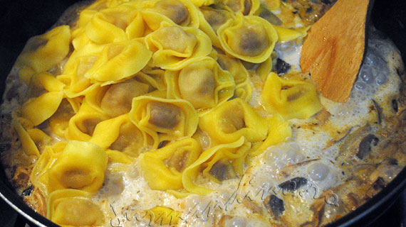 Tortellini cu sunca de Parma si sos cremos de ciuperci