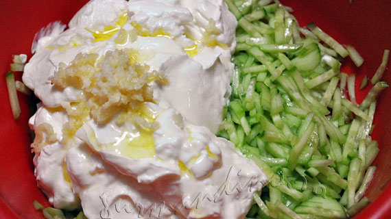 Tzatziki - salata racoritoare de castravete si iaurt