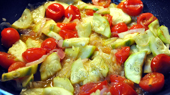 Salata de legume coapte cu paste si feta