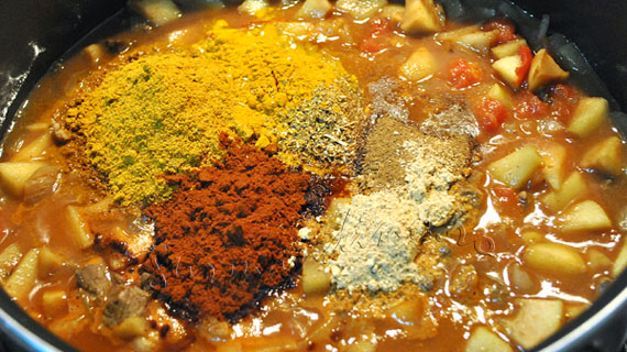 Curry de vita cu stafide si mere