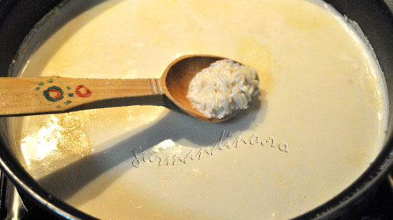 Budinca indiana de orez cu migdale si stafide