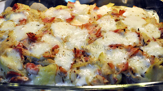 Tartiflette - gratin de cartofi cu ceapa, afumatura si branza
