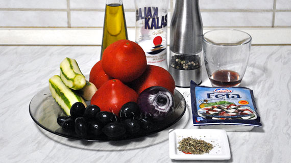 Salata greceasca - salata cu rosii, castravete, masline, Feta si oregano