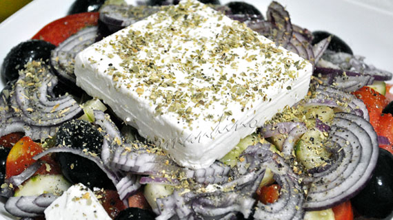 Salata greceasca - salata cu rosii, castravete, masline, Feta si oregano