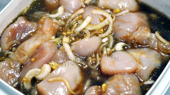 Frigarui de pui marinat in soia si miere, invelit in bacon