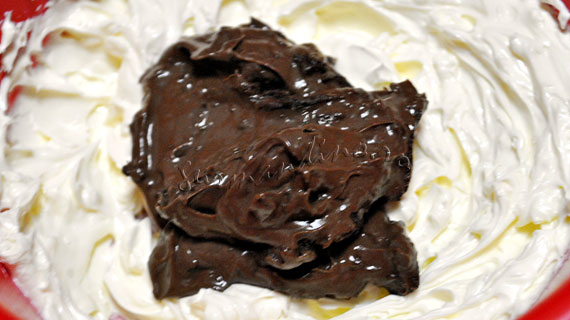 Tortulet de bezea cu alune de padure si ciocolata