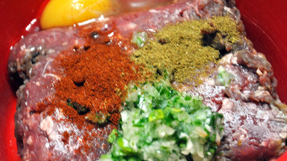 Yogurtlu Kebab - frigarui turcesti din carne tocata, cu sos de iaurt si rosii