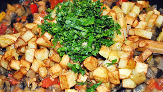 Saksuka - Salata turceasca de vinete cu rosii, usturoi si cartofi prajiti