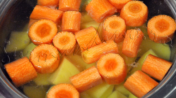 Friptura de curcan cu sos de rosii si busuioc & piure de cartofi cu morcov
