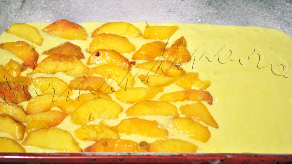 Reteta prajitura pufoasa cu fructe (piersici, caise, visine, zmeura) si bezea