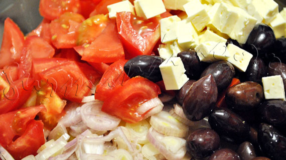 Salata mediteraneana cu feta, cartofi, masline kalamata si vinegreta cu usturoi si mustar