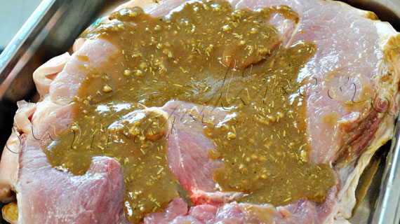 Reteta de friptura din pulpa de porc, la cuptor, cu usturoi, miere, mustar si rozmarin