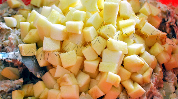 Reteta de salata de cartofi cu peste afumat si mere, cu sos de hrean si smantana