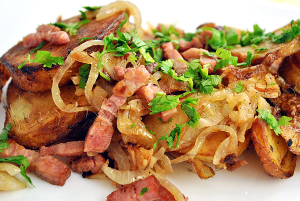 Reteta de garnitura - cartofi lyonezi, cu ceapa, bacon, usturoi si patrunjel verde
