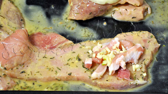 "Turnulete" din pulpa de porc cu bacon, branza, usturoi, ceapa si cimbru