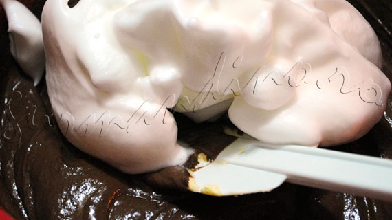 Reteta rapida de tort - Tort de ciocolata cu Grand Marnier si ganache (crema de ciocolata cu smantana)