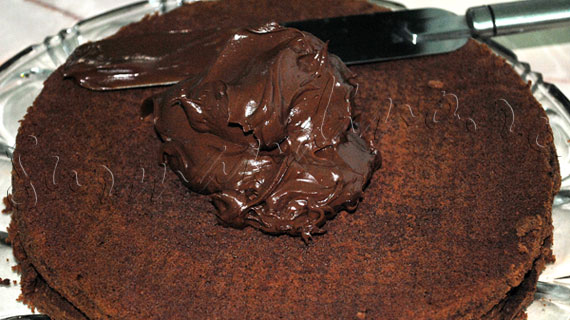 Reteta rapida de tort - Tort de ciocolata cu Grand Marnier si ganache (crema de ciocolata cu smantana)