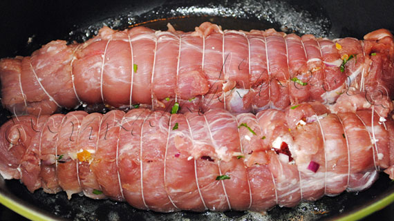 Reteta de friptura la cuptor - Muschiulet de porc umplut cu branza feta si fructe uscate, cu sos de vin si smantana