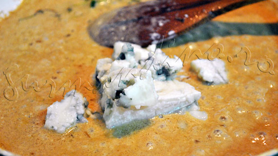 Reteta de friptura de vita cu sos cu branza Roquefort si usturoi