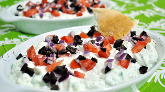 Reteta mediteraneana - Salata (dip) de castraveti cu iaurt, branza feta, menta, rosie si masline