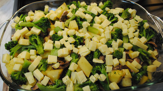 Frittata cu broccoli, ciuperci, cartofi si branza Cedar / Broccoli, mushrooms, potato and Cheddar cheese frittata