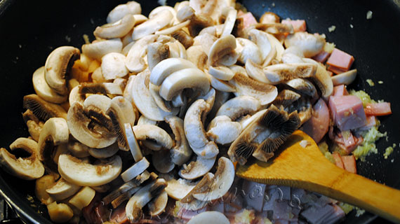 Ravioli cu sunca, ciuperci si mozzarella al forno / Ravioli with ham, mushrooms and mozzarella al forno