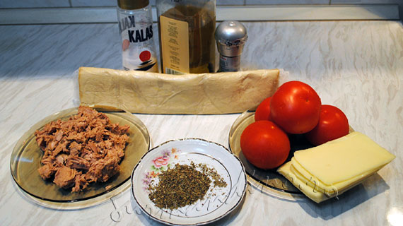 Tarta cu ton, rosii si mozzarella / Tuna and mozzarella tart