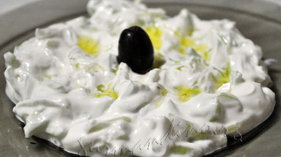 Tzatziki - salata racoritoare de castravete si iaurt
