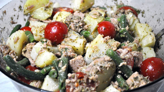 Salata cu ton, cartofi, rosii cherry, fasole verde si sos pesto