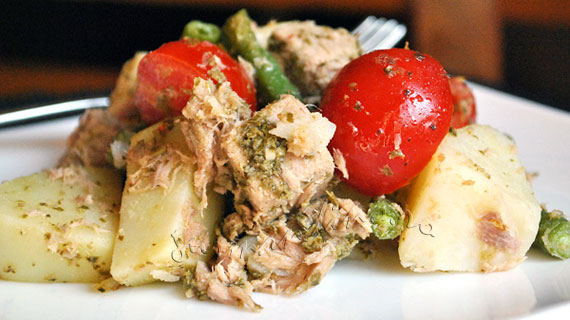Salata cu ton, cartofi, rosii cherry, fasole verde si sos pesto