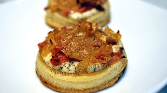 Mini-tarte cu bacon si ceapa caramelizata