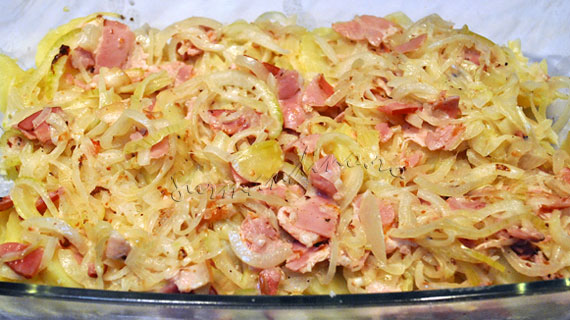 Tartiflette - gratin de cartofi cu ceapa, afumatura si branza