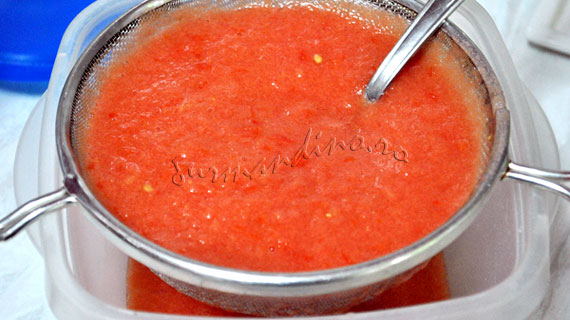 Supa rece de rosii si avocado, in straturi