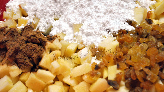 Apfelstrudel - Strudel vienez cu mere, stafide si migdale maruntite