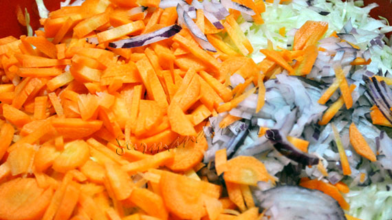 Salata de varza cu morcov, sos de branza albastra si merisor
