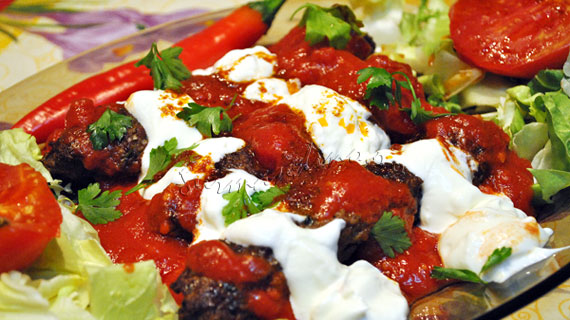 Yogurtlu Kebab - frigarui turcesti din carne tocata, cu sos de iaurt si rosii