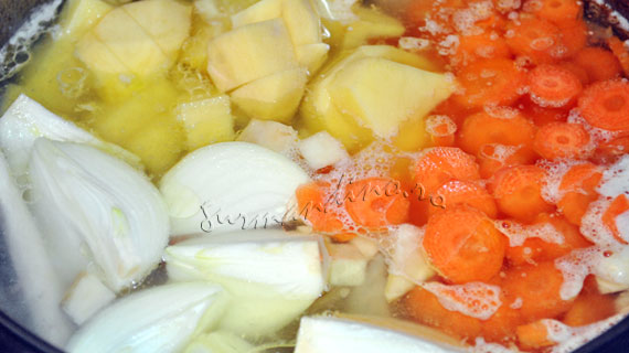Supa de pui cu legume si galuste din gris