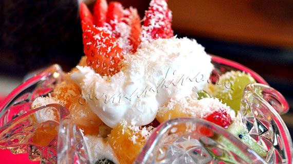 Salata de fructe Ambrozia, cu iaurt, bezele si fulgi de cocos