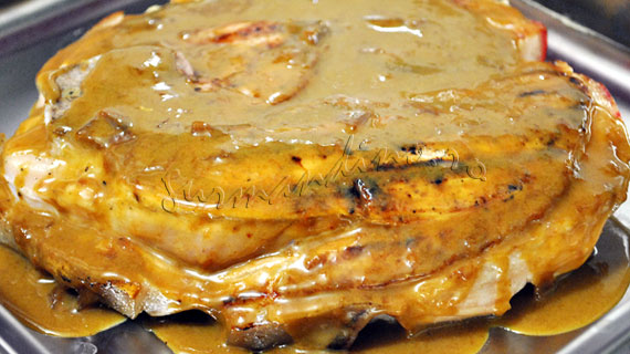 Friptura de porc cu mustar de Dijon, gem de caise si sirop de artar & piure de cartofi cu pesto de leurda