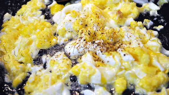 English Breakfast - Mic-dejun englezesc cu scrambled eggs, bacon, carnaciori si fasole