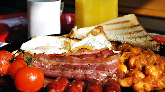 English Breakfast - Mic-dejun englezesc cu scrambled eggs, bacon, carnaciori si fasole