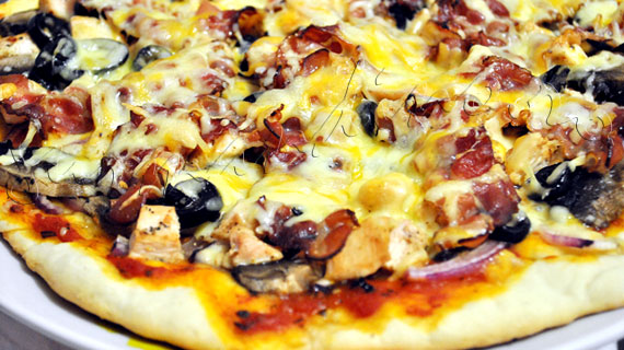 Reteta de Pizza carnivora: cu pui, bacon, ceapa, ciuperci, masline si mozzarella