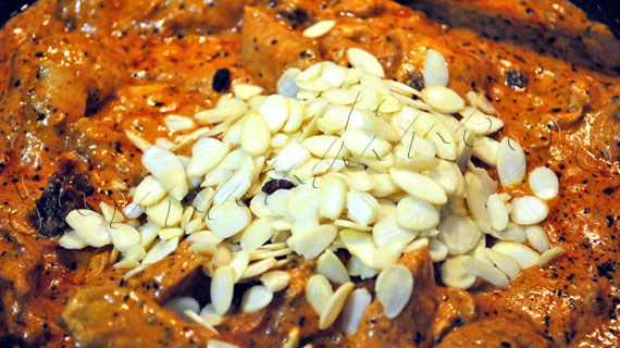 Reteta indiana de curry de pui cu stafide si migdale