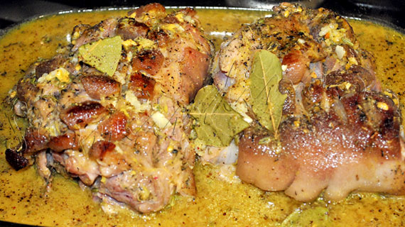 Reteta de rasol de porc la cuptor, cu ierburi, miere si bere, pe pat de cartofi si gutui
