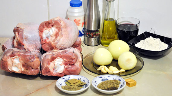 Reteta de friptura de curcan - pulpe de curcan la cuptor, in sos de vin rosu cu oregano, cimbru si rozmarin