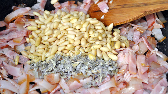 Reteta de rulada de curcan invelita in bacon, cu umplutura de bacon, ceapa si muguri de pin, in sos de vin cu smantana