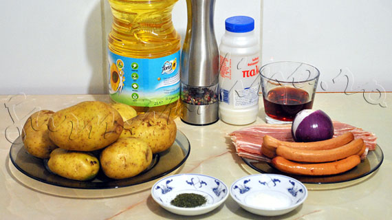 Reteta de salata nemteasca (bavareza) de cartofi cu crenvursti, bacon prajit, ceapa rosie si marar