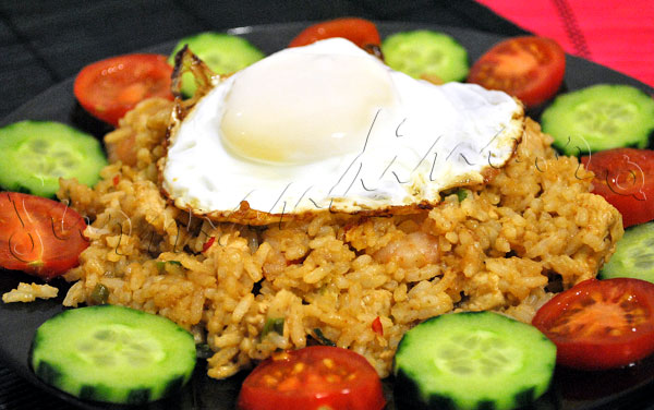 Nasi Goreng Ayam - reteta indoneziana de orez prajit cu pui si creveti