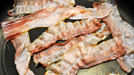 Reteta elevetiana de cartofi - Rosti la cuptor, cu bacon si ceapa